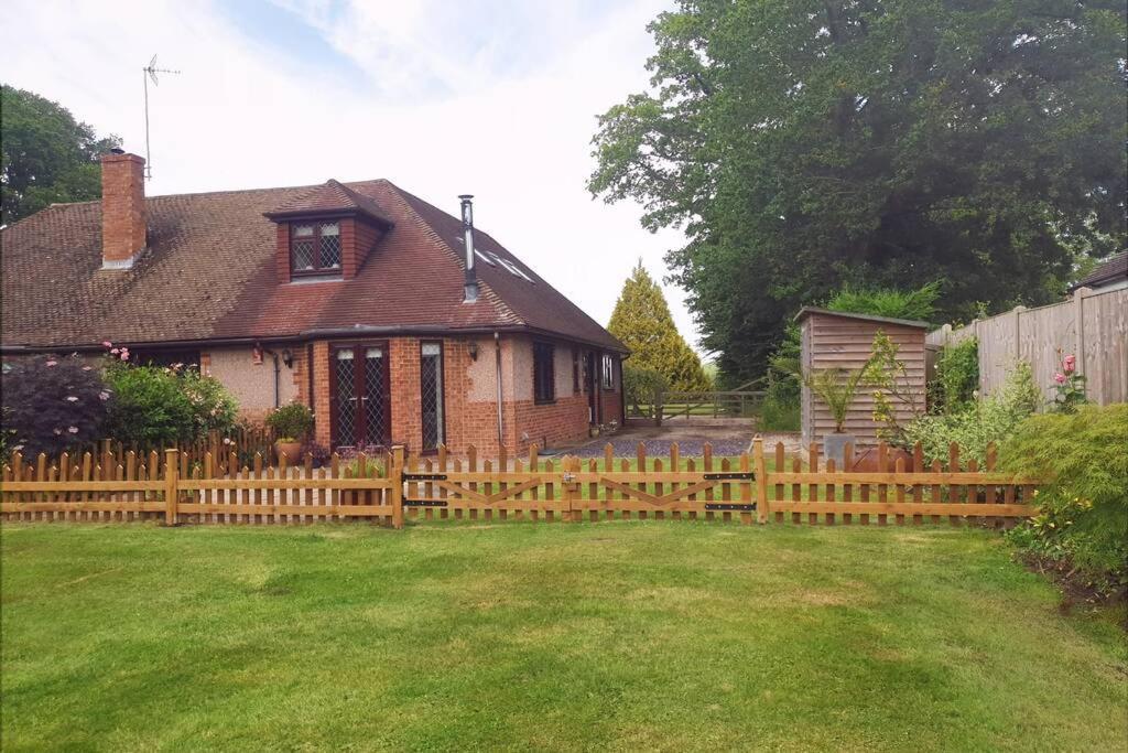 Ashwood Holiday Cottage. Ашфорд Екстериор снимка